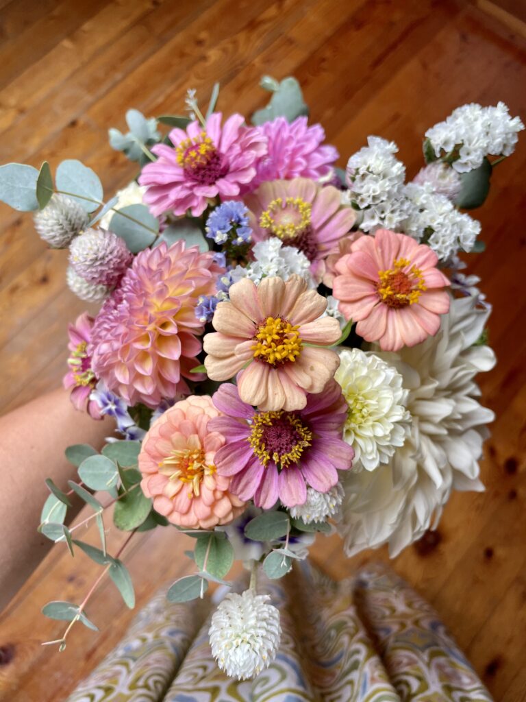 Bouquet con zinnie e dalie pastello