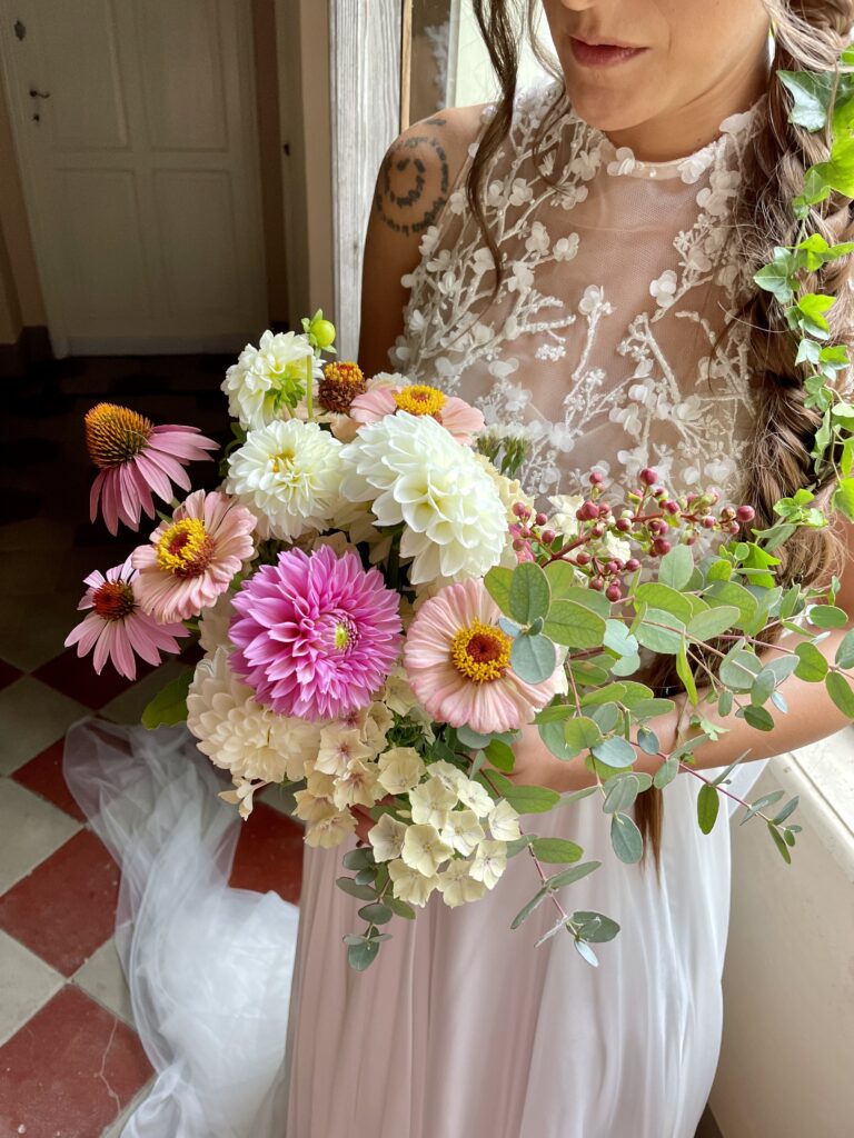 Bouquet da sposa colorato con dalie e fiori di luglio